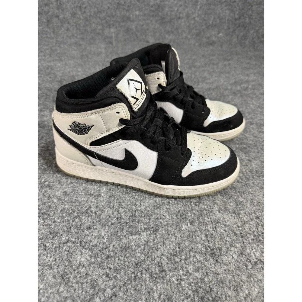 Air Jordan 1 Mid SE GS “Light Smoke Grey Shimmer” – Size 5.5Y / Women’s 7